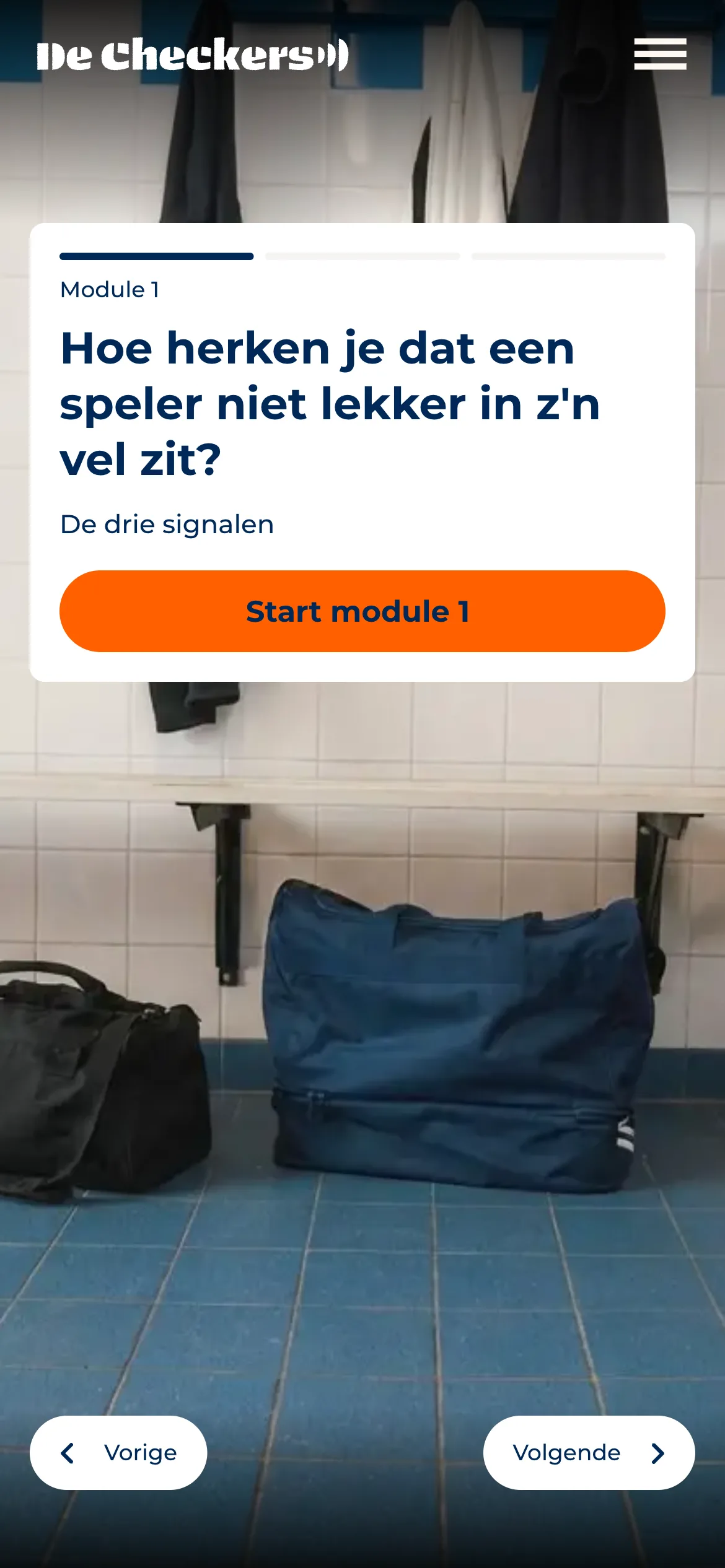 Module 1 van De Onzichtbare Blessure op een telefoon, over een foto van een kleedkamer