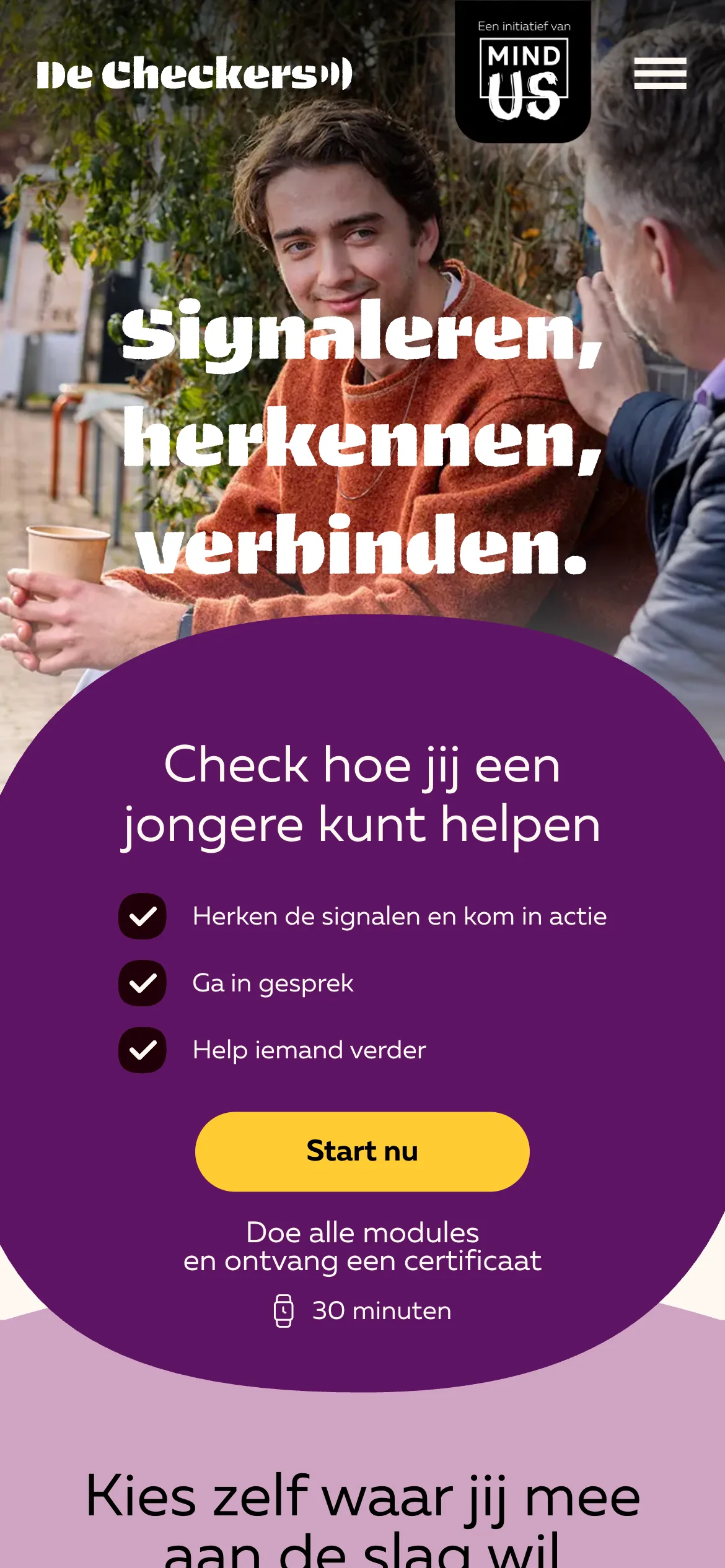 De Checkers op een telefoon: ‘Signaleren, herkennen, verbinden.’ met de paarse startkaart